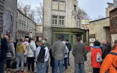 Lehrkräfte in der Bavaria Filmstadt bei der Infofahrt für Lehrkräfte nach München 2025