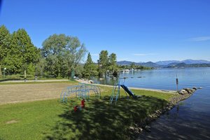 Liegewiese mit Volleyballplatz