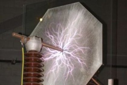 Klassenfahrt Zürich: Experiment mit Elektrizität im Swiss Science Center Technorama