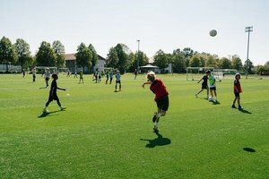 Kunstrasenfußballplatz mit Flutlicht