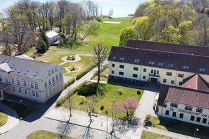 weitläufiges Gelände