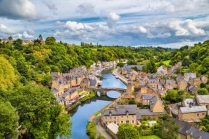Klassenfahrt Bretagne: Historisches Dinan mit Fachwerkhäusern und Brücken erkunden