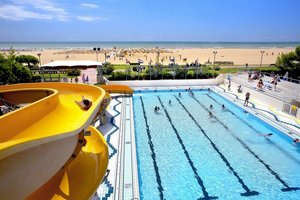Pool mit Riesenrutsche