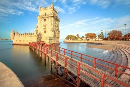 Torre de Belém – Wahrzeichen Lissabons Torre de Belém am Tejo – historischer Wachturm für Besichtigung auf Klassenfahrt
