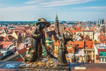 Blick auf Breslau mit Zwergenfigur – beliebtes Fotomotiv für Schulklassen