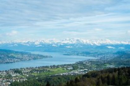 Klassenfahrt Zürich: Panorama des Zürichsees mit den Schweizer Alpen im Hintergrund