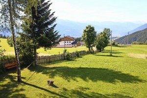 Gartenblick mit Slackline Pressmind Bild-ID : 1258561