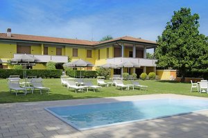 Poolbereich und Garten
