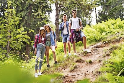 Jugendliche beim Wandern im Wald