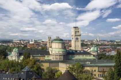 Klassenfahrt München: Blick auf das Deutsche Museum und die historische Altstadt