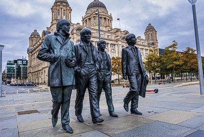 Beatles-Denkmal in Liverpool – beliebtes Ziel auf Klassenfahrten