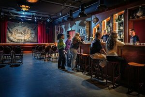Bar mit Bühne