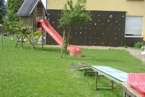Außenbereich mit Boulderwand