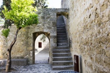Castelo de São Jorge – Burg mit Innenhof für Klassenfahrten Castelo de São Jorge Innenhof – historischer Höhepunkt für Schulklassen
