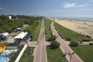 Sandstrand und Fahrradweg
