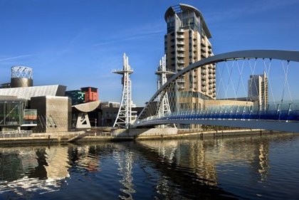 Manchester: Salford Quays als modernes Kultur- und Medienviertel für Schülergruppen