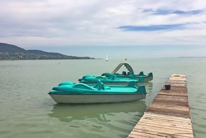 Tretboote auf dem Balaton – beliebte Freizeitaktivität für Schulklassen