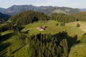 Luftaufnahme der Berghütte
