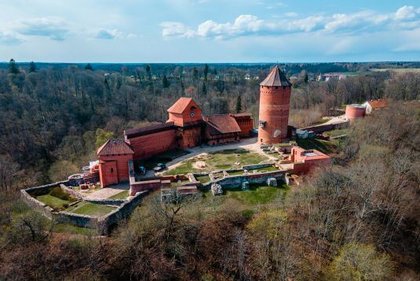 Die Burg Turaida im Grünen – ein spannendes Ausflugsziel auf Klassenfahrten nach Riga