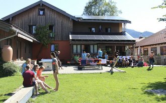 Hausansicht mit Garten Pressmind Bild-ID : 2597638