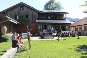 Hausansicht mit Garten Pressmind Bild-ID : 2597638