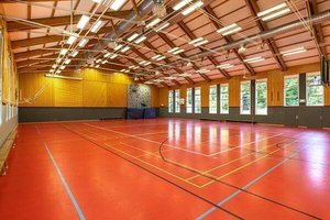 Sporthalle mit Kletterwand