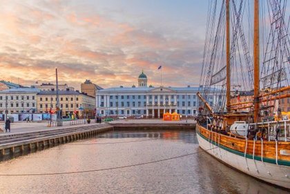 Skyline mit Schiff Skyline mit Schiff