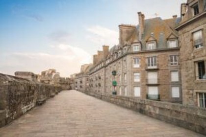 Klassenfahrt Bretagne: Spaziergang auf der Stadtmauer von St. Malo