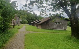 Große Spielwiese mit Hütten und Freizeitbereich