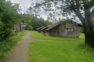 Große Spielwiese mit Hütten und Freizeitbereich