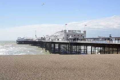 Brighton Pier mit Fahrgeschäften - beliebtes Zile auf Klassenfahrt