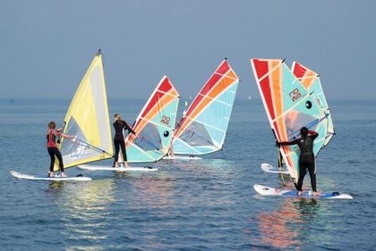 Klassenfahrt Kiel: Schüler probieren Windsurfen an der Ostsee aus