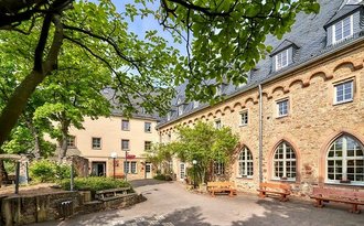 Burghof Copyright Lhotzky