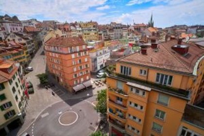 Blick über die historische Altstadt von Lausanne mit bunten Häusern