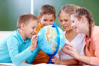 Kinder betrachten einen Globus