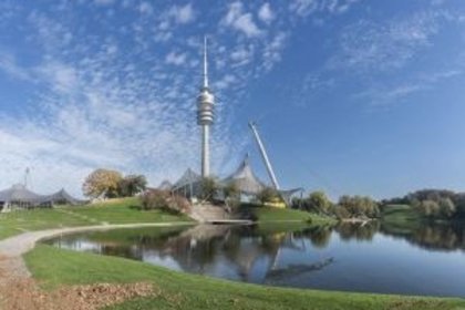 Klassenfahrt München: Olympiapark mit Olympiaturm als beliebtes Ausflugsziel für Schulklassen