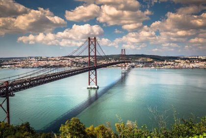 Ponte 25 de Abril – markante Brücke über den Tejo in Lissabon Hängebrücke Ponte 25 de Abril in Lissabon – beeindruckender Programmpunkt auf Klassenfahrt