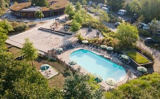 Blick auf die Anlage und den Pool