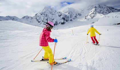 Jugendliche beim Skifahren