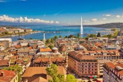 Stadtpanorama am Genfersee mit berühmten Jet d'Eau