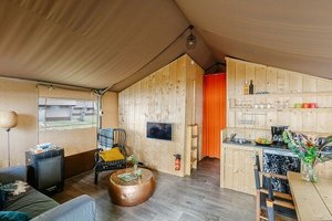 Wohnzimmer, Küche Safarizelt Big Five Beispiel
