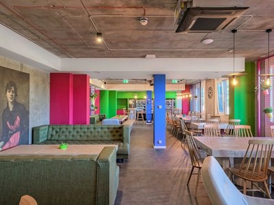 Easy One Premium Art Hostel