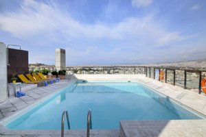 Dachterrassen-Pool mit Akropolisblick
