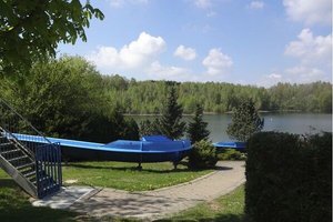 Badesee mit Rutsche