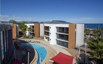 Außenansicht mit Pool