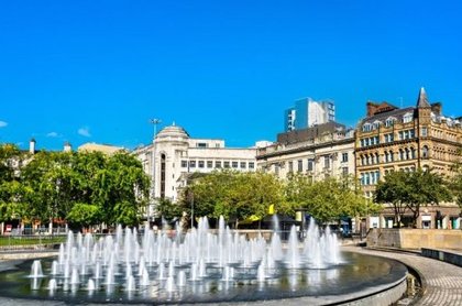 Piccadilly Gardens bei Sonnenschein – entspannter Zwischenstopp auf Klassenfahrt