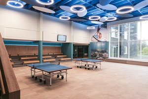 Lobby mit Tischtennisplatten