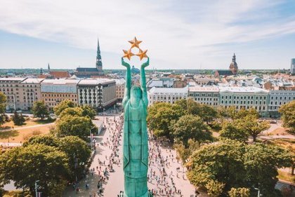 Blick auf das Freiheitsdenkmal in Riga – ein beliebtes Denkmal auf jeder Klassenfahrt