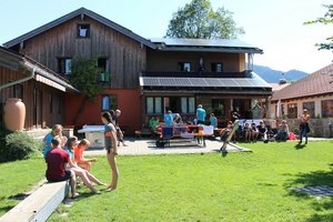 Hausansicht mit Garten