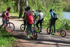 Mit hauseigenen Scootern auf Tour